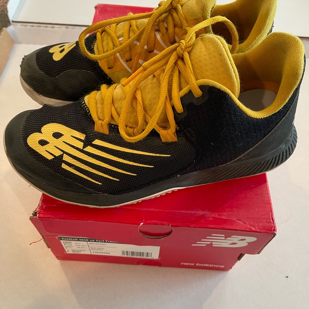 New balance fuel cell turf shoe 6.5
Turf cleat 
Baseball
Lacross